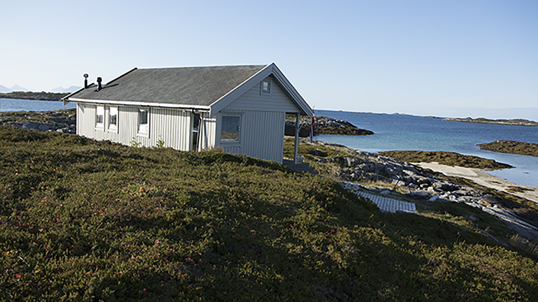 Eventyrlig Oppussing hvitmalt hytte i Risvær