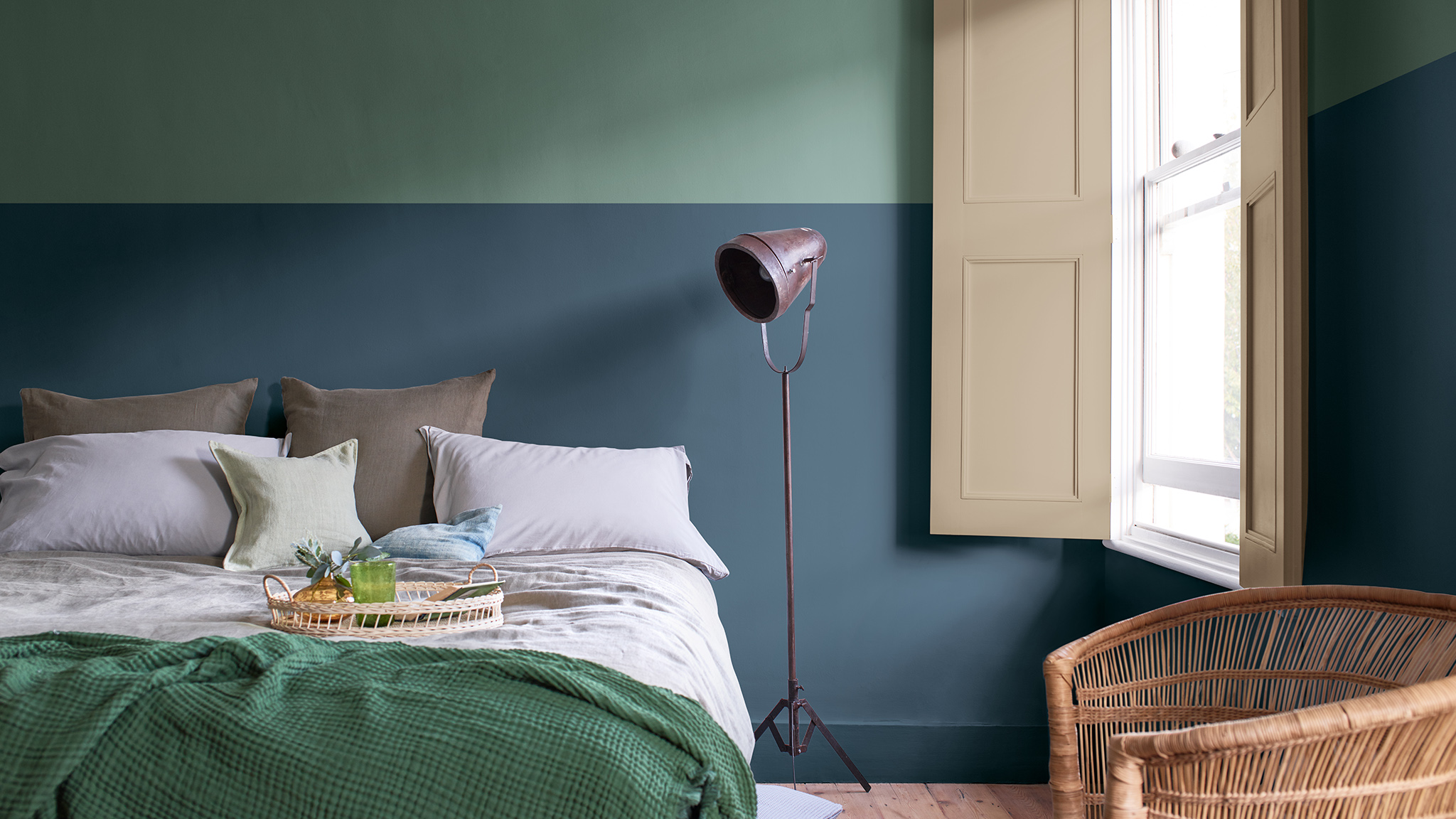 Soverom malt med en tofarget delt vegg i dypblått og grågrønt Nordsjo_CF21_Colour_of_the_year_Earth_colors_global_1