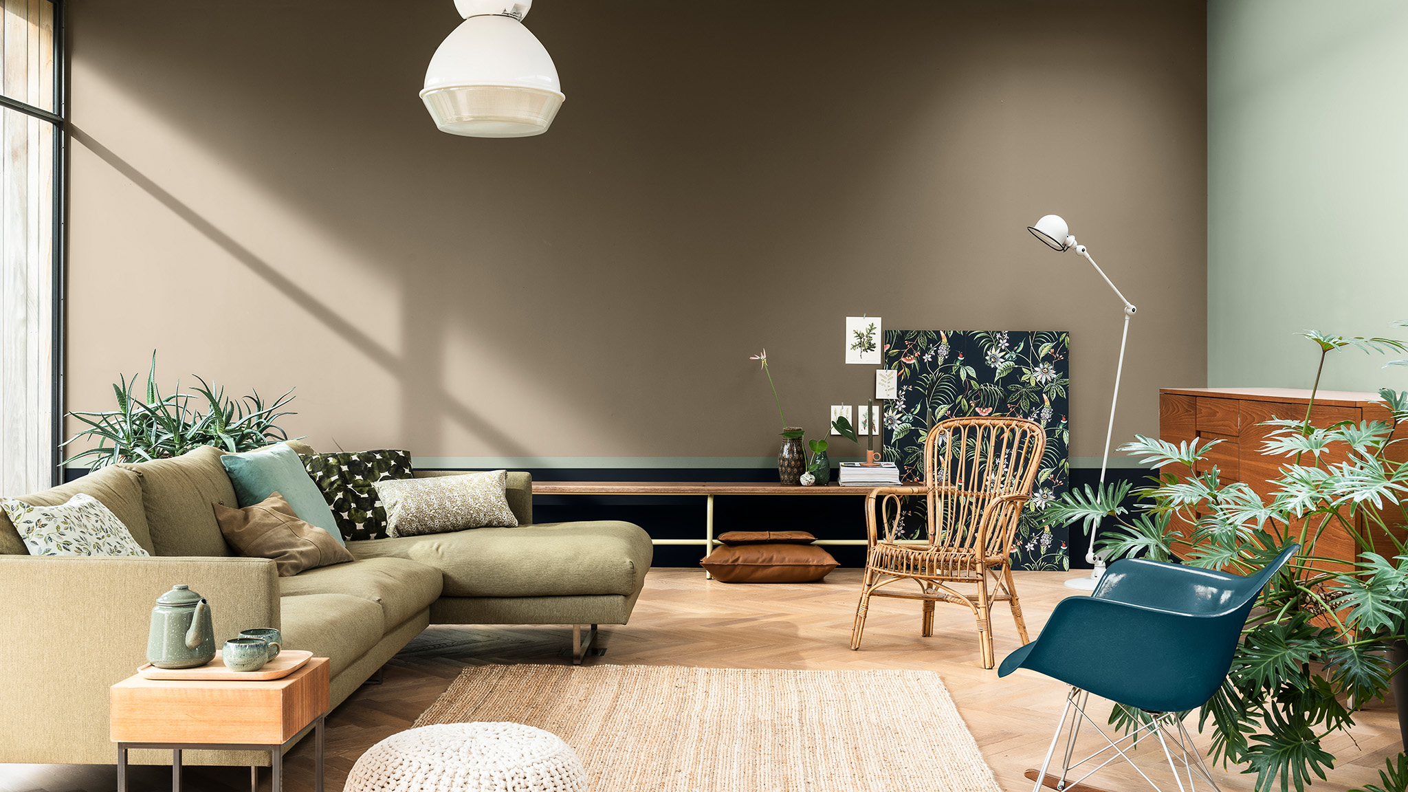 Stue malt i brunt og grønt med grønn sofa og botaniske trykk Nordsjo_CF21_Colour_of_the_year_Earth_colors_global_2