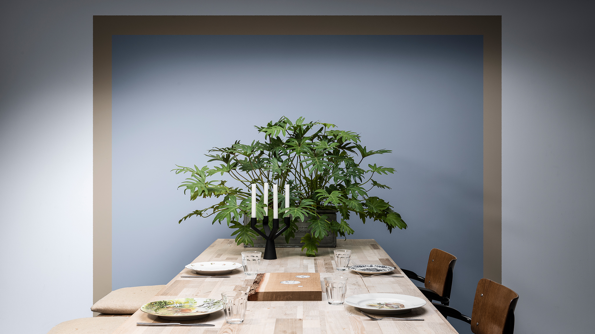 Spisestue malt med en blå firkant innrammet med brunt, pluss bord og plante Nordsjo_CF21_Colour_of_the_year_Earth_colors_global_3