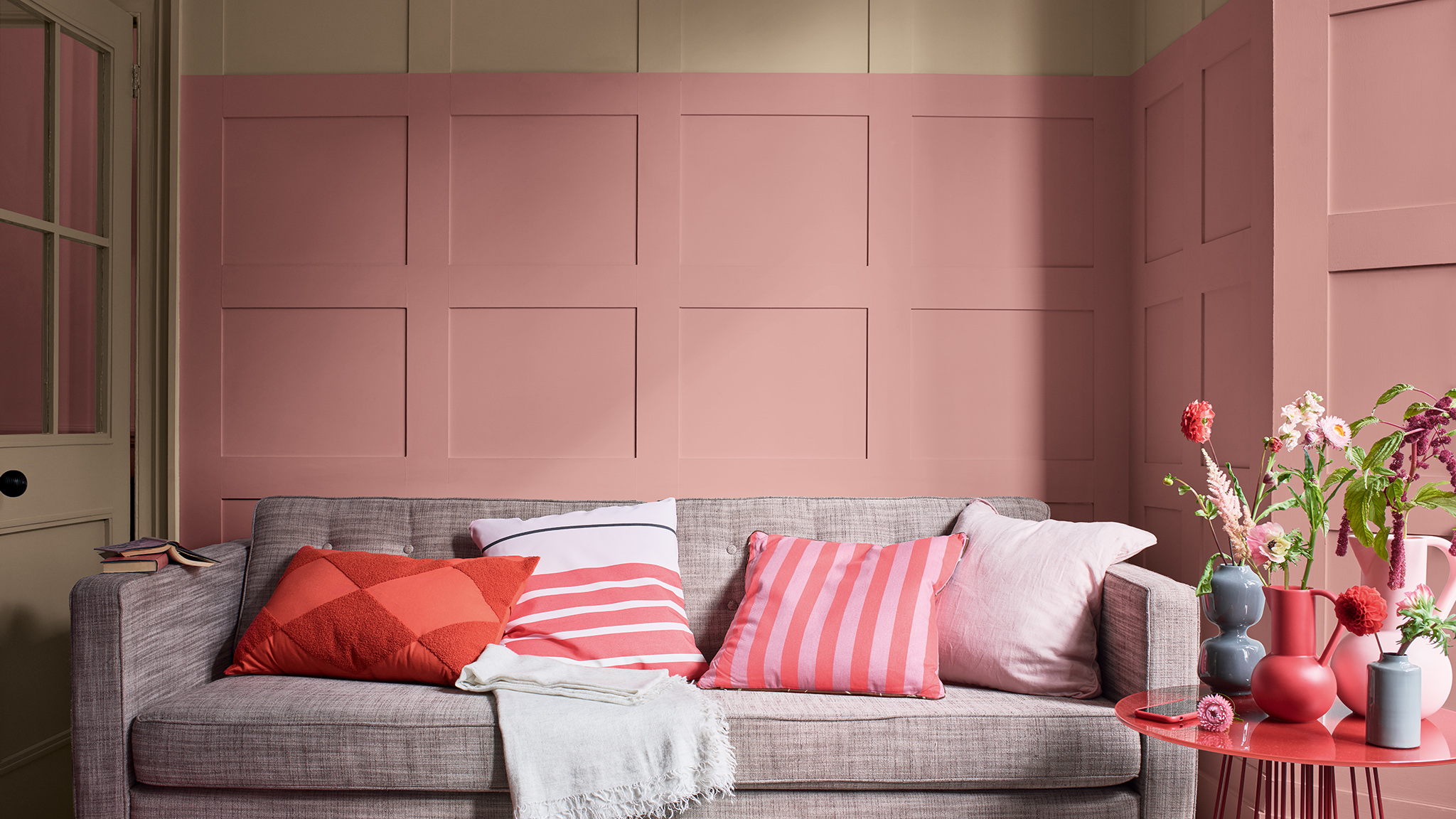 Stue med panelt panelvegg i pastellrosa og Brave Ground Nordsjo_CF21_Color_of_2021_Expressive_colors_global_2
