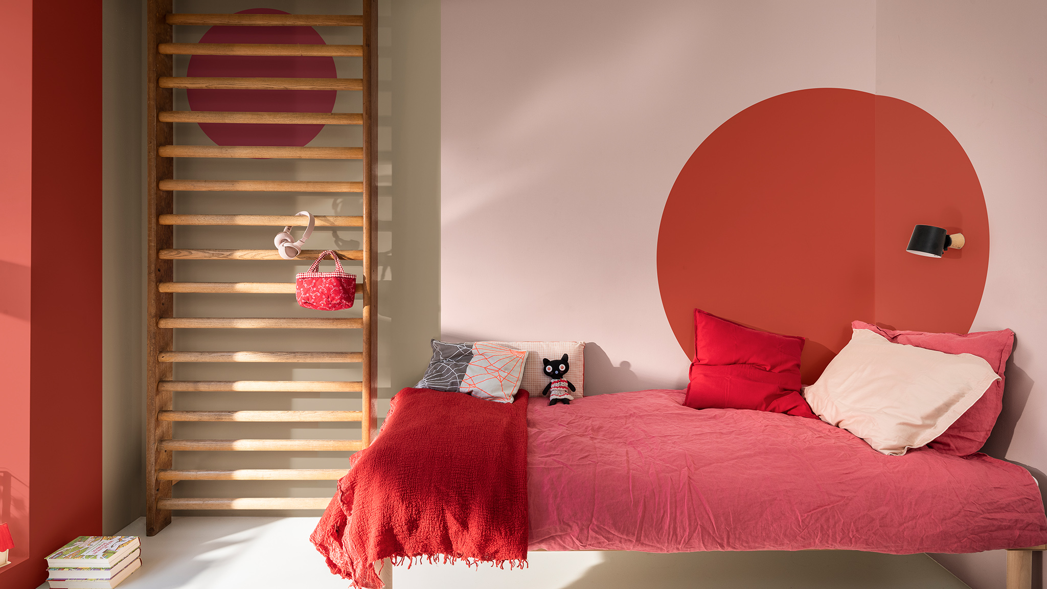 Røde sirkler på pastellrosa vegger, nøytral kontrast Nordsjo_CF21_Colour_of_the_year_Expressive_colors_global_1