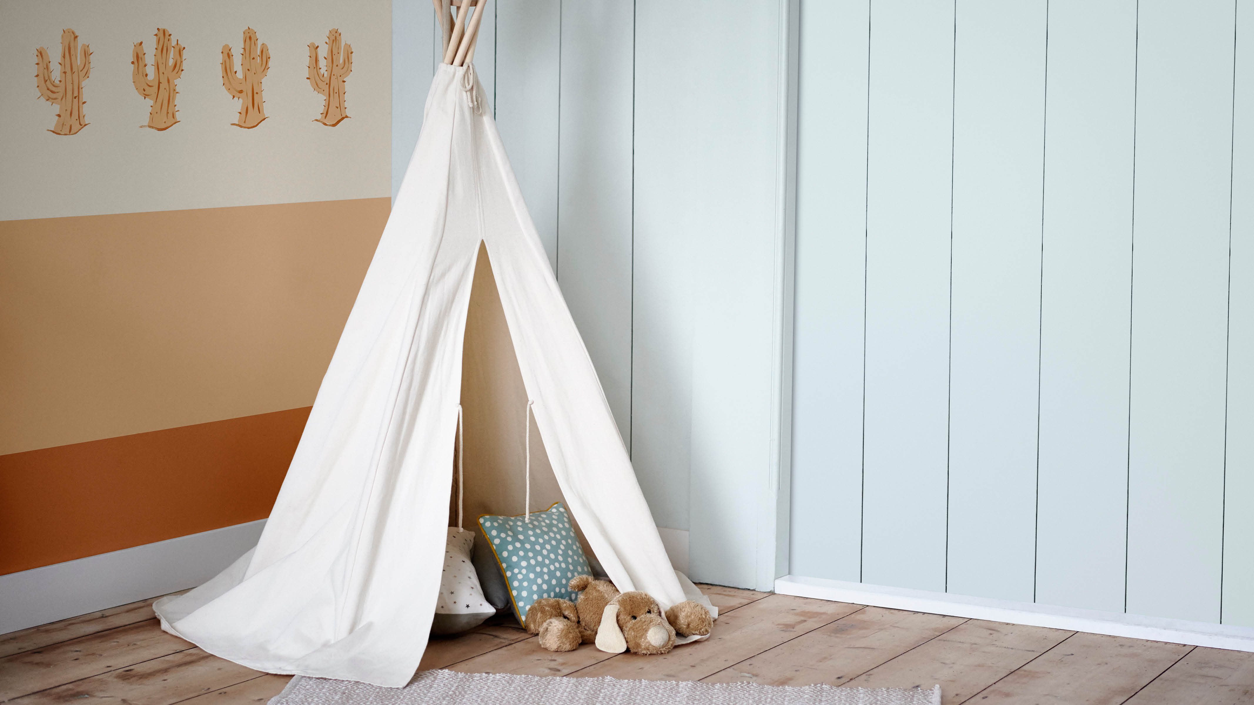 Indianertelt på barnerommet En liten tipi er et fint innslag på barnerommet, og den gir barnet noe å fokusere på under lek på gulvet.