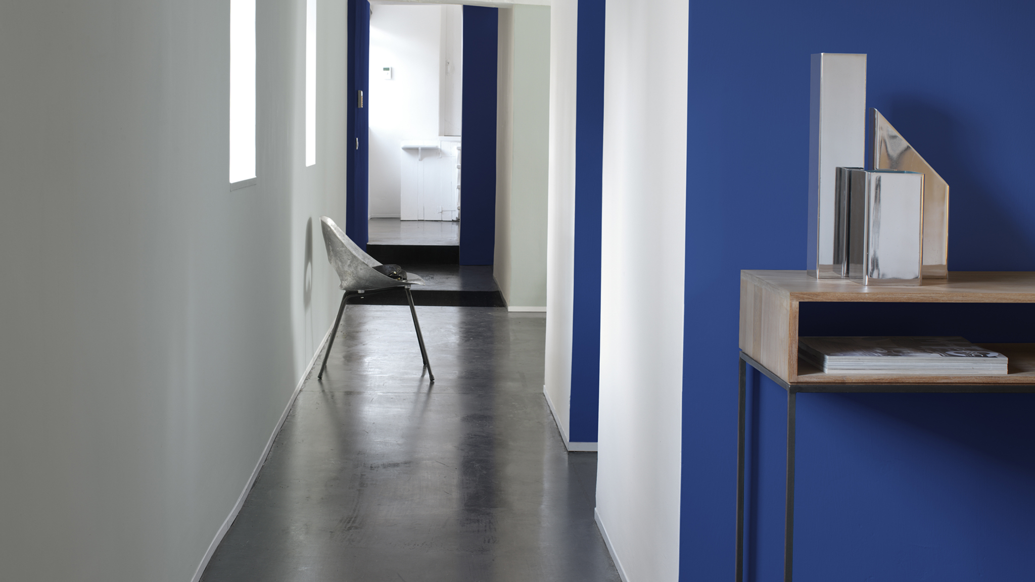 Lag plass med en optisk illusjon Kontrasten med lys treverk og mørke vegger er en flott måte å skape illusjon av rom i hjemmet ditt