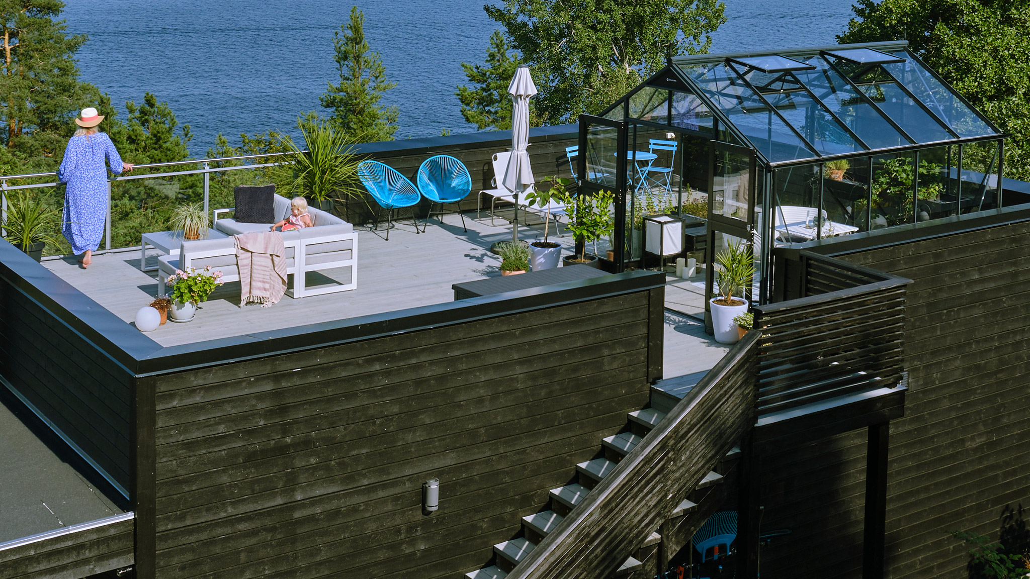 Huset til @aimforhappiness er malt med ONE i farge Mountain River og terrassen beiset med UV Super i farge Tjøme Huset til @aimforhappiness er malt med ONE i farge Mountain River og terrassen beiset med UV Super i farge Tjøme