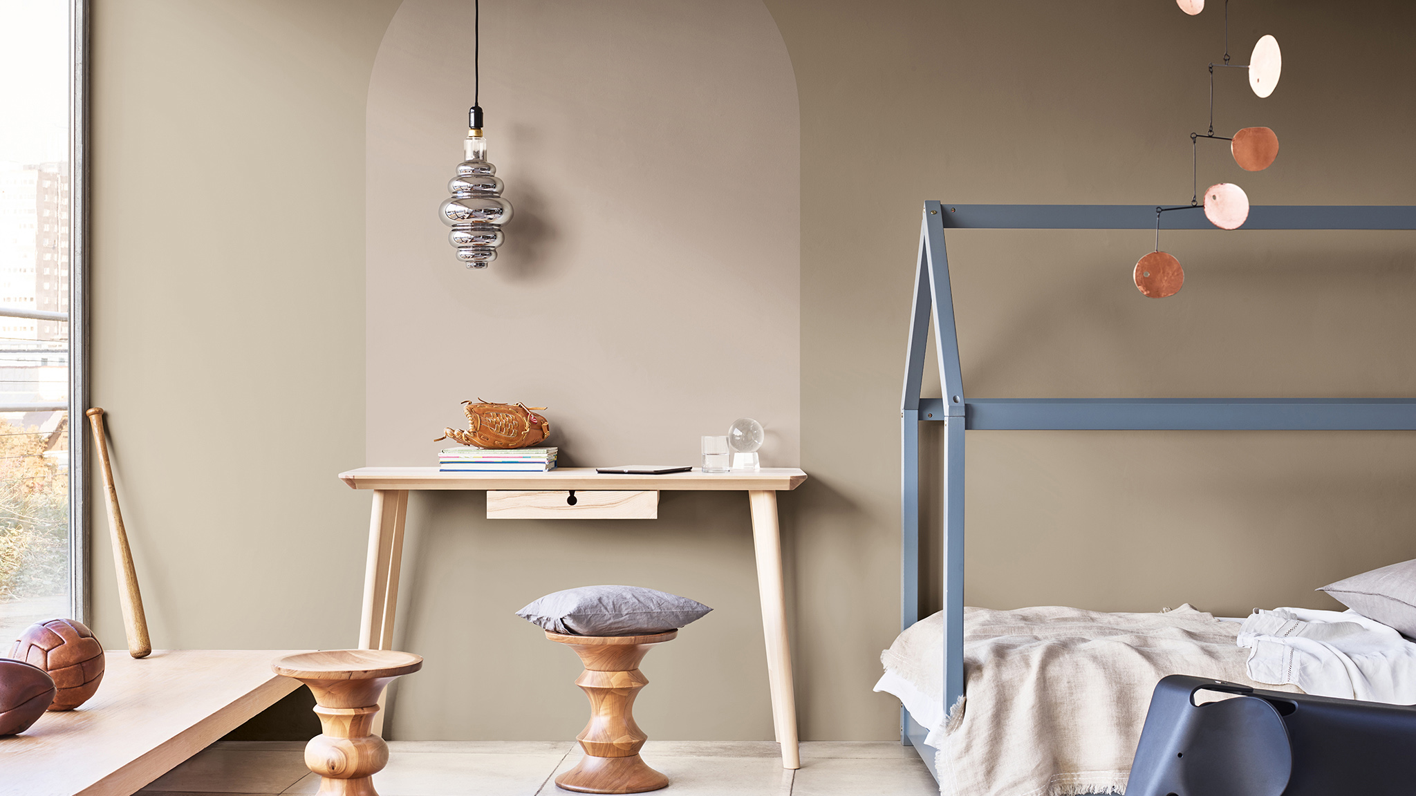 Malt bue over skrivebordet med barneseng Nordsjo_CF21_how-to_arch_child’s bedroom_Global_1
