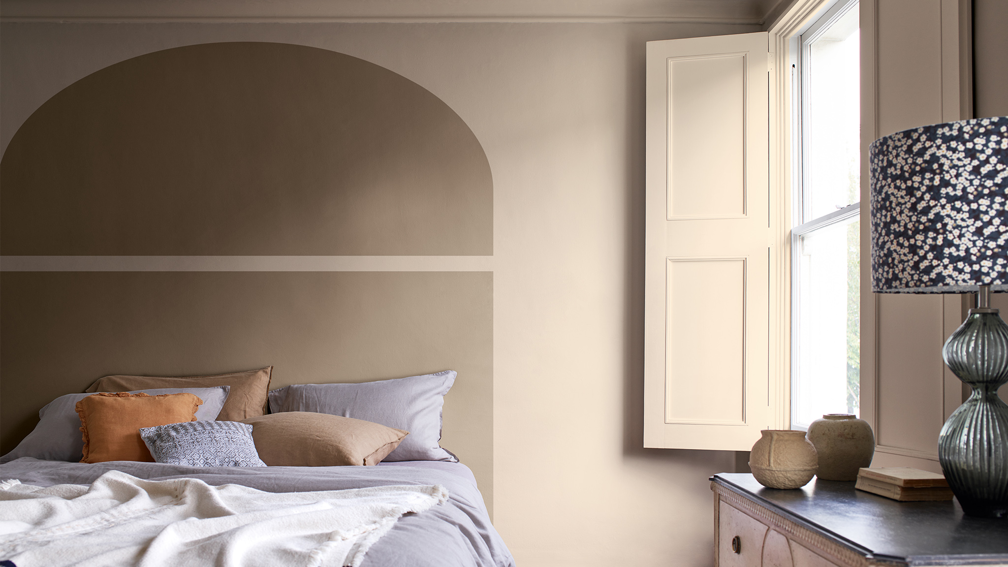 Splittmalt bue bak sengen med vindu og persienner Nordsjo_CF21_how-to_arch_bedroom_Global_3
