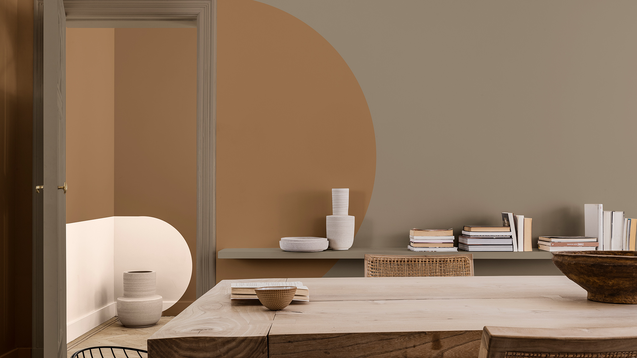 Kremfargede og brune kurver på vegg med spisebord og stoler foran Nordsjo_CF21_how-to_arch_dining room_Global_4