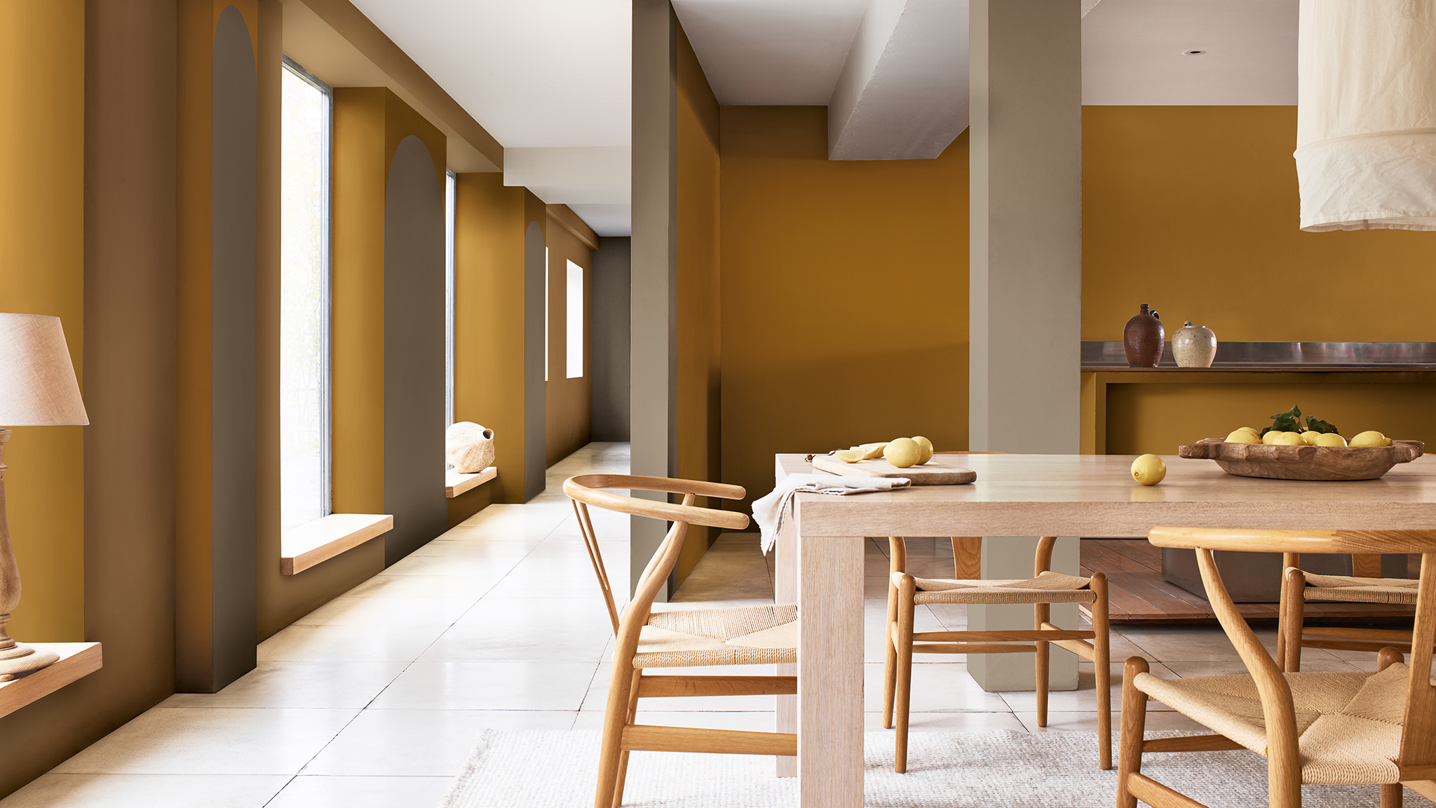 Åpen spisestue med trebord og høye vinduer på venstre side Nordsjo_CF21_how-to_arch_dining room with windows_Global_5
