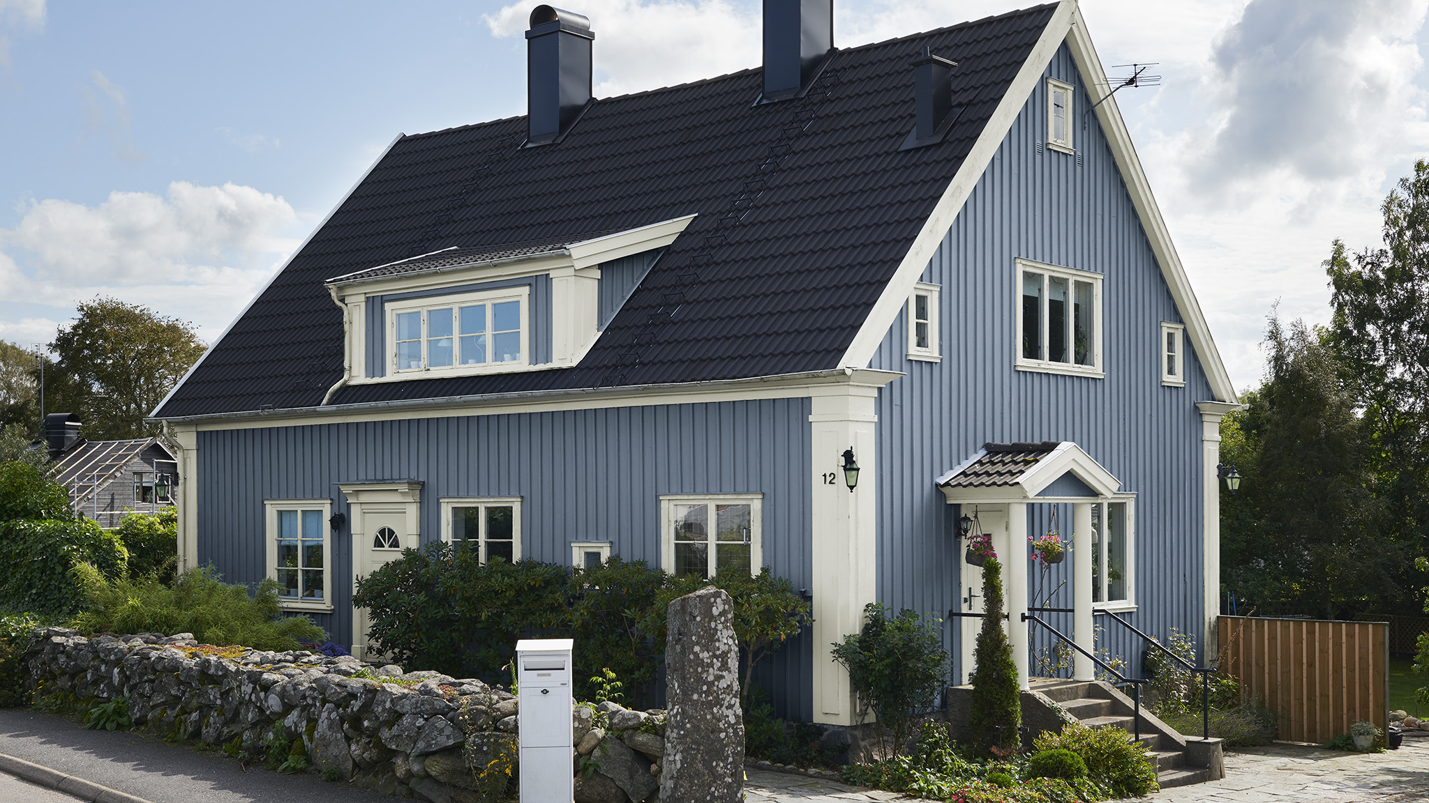 Mal blå husfarge på trefasaden Mal blå husfarge på trefasaden