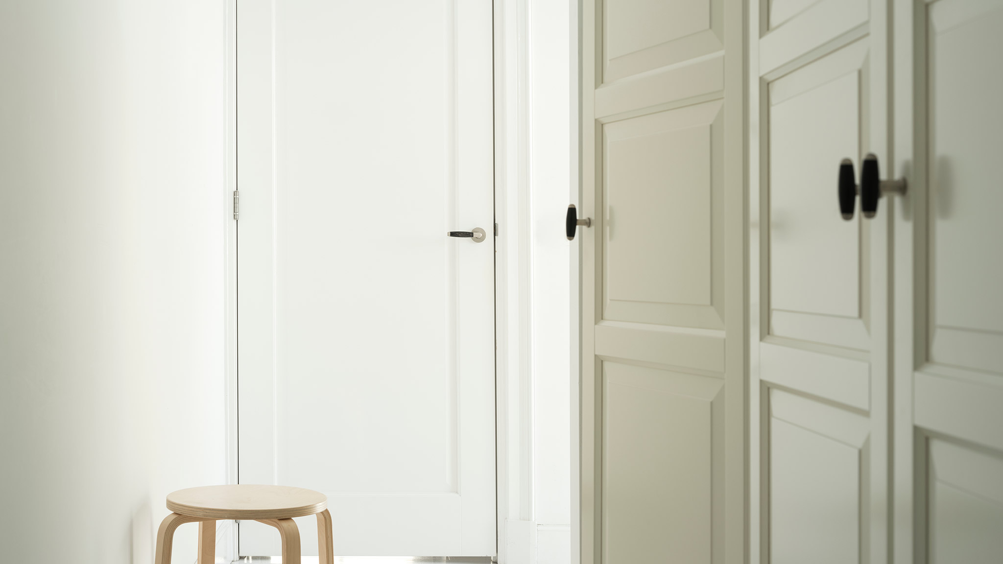 Malte garderobedører i en fin beige farger passer godt til hvite vegger Malte garderobedører i en fin beige farger passer godt til hvite vegger