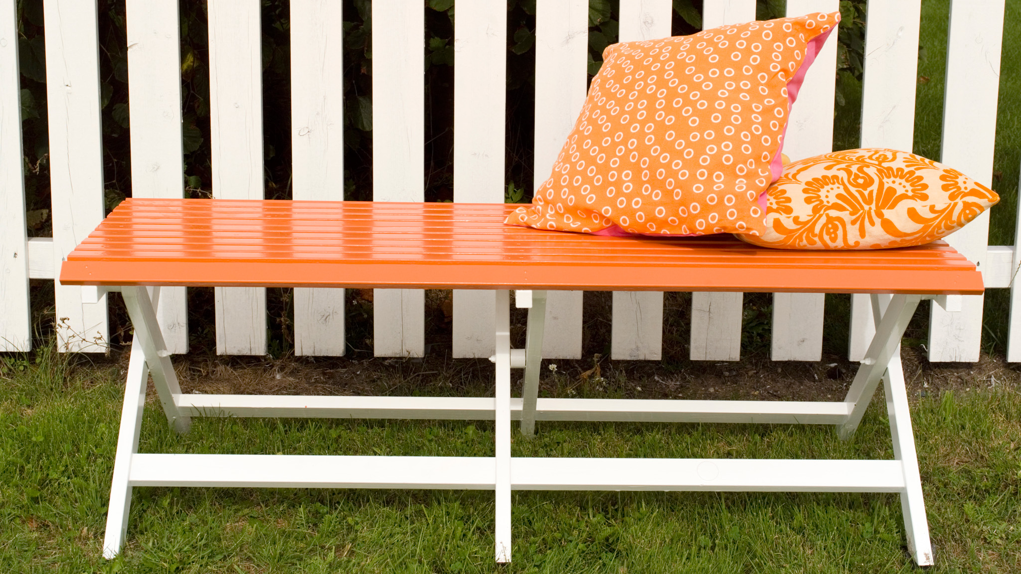 Nymalt bank i hagen Orange farge hagebenk