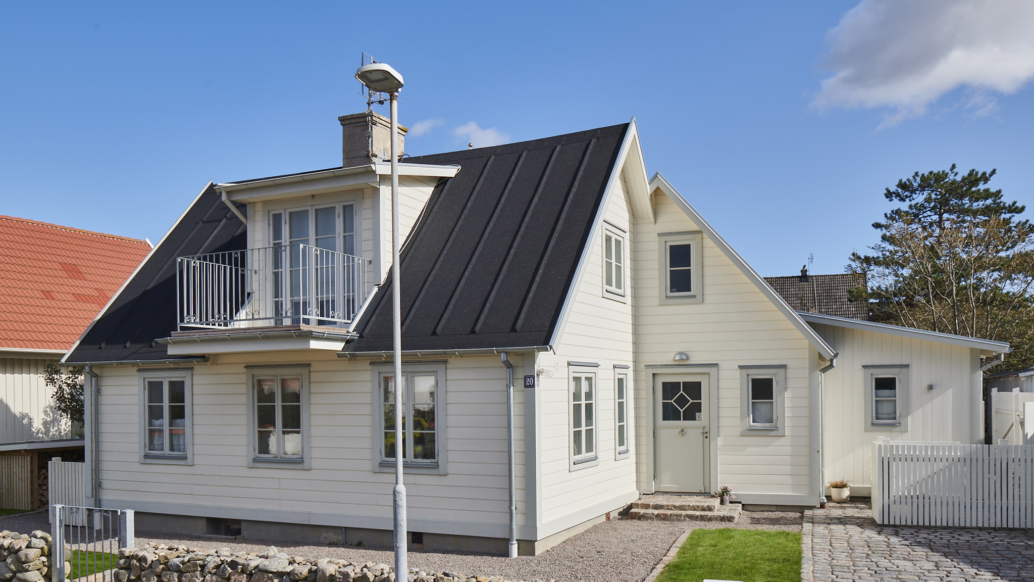 Hvitmalt hus i farge Modest White Hvitmalt hus i farge Modest White