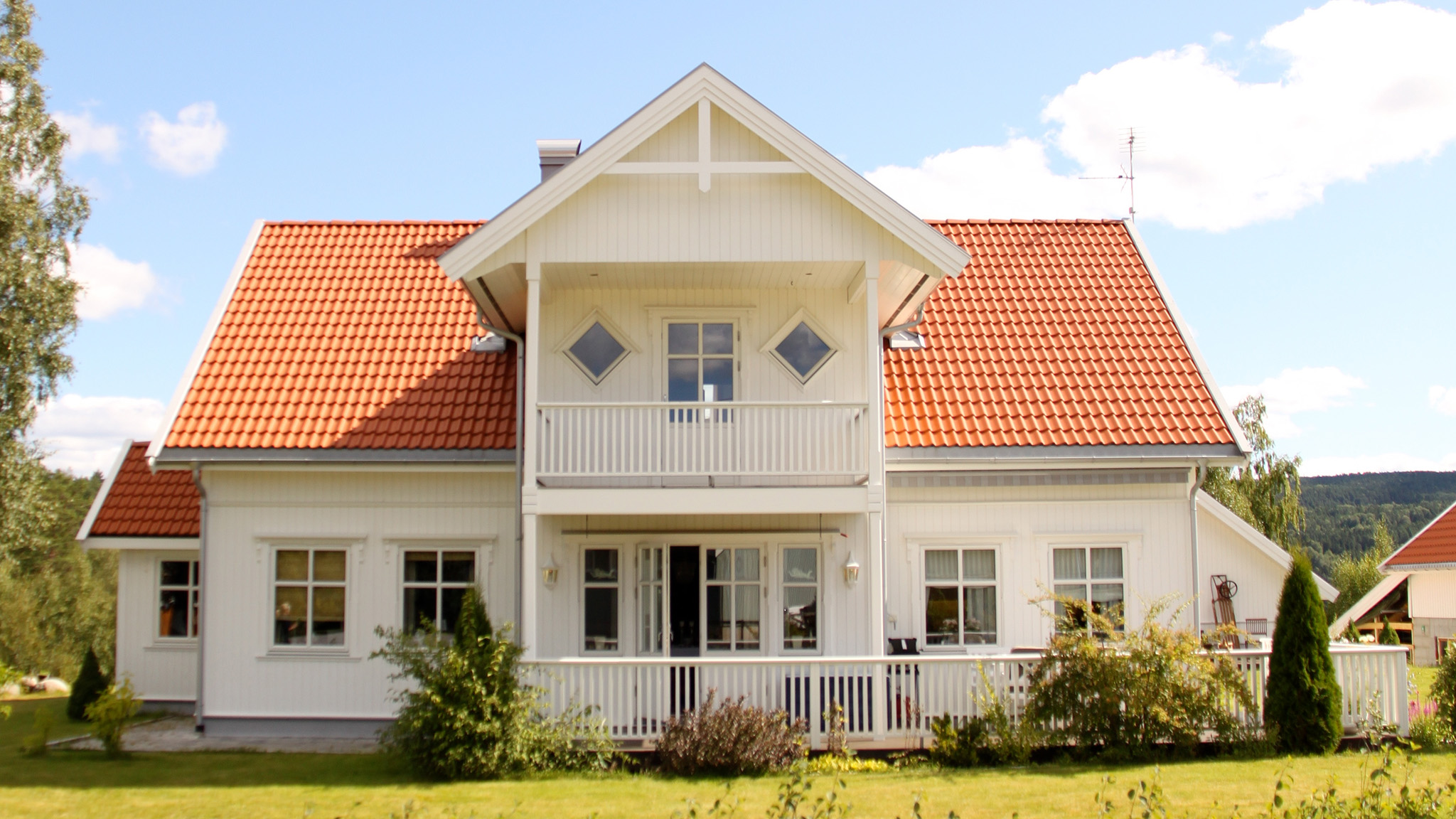 Hvitmalt hus i fargen Modest White malt med Nordsjømaling Hvitmalt hus i fargen Modest White malt med Nordsjømaling