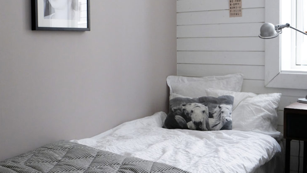Jenterommet hos Pella Hedeby er malt i en beige rosa farge Våkne Jenterommet hos Pella Hedeby er malt i en beige rosa farge Våkne
