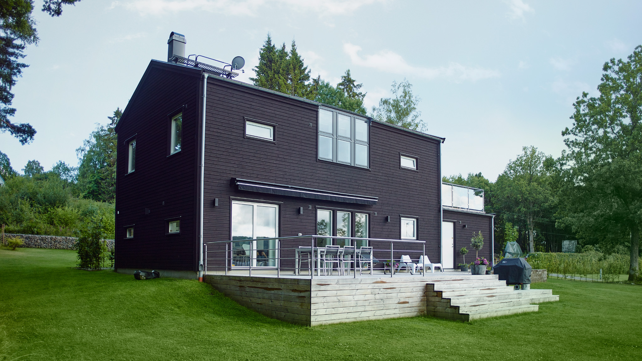 Sortmalt hus Svart farge på husveggen
