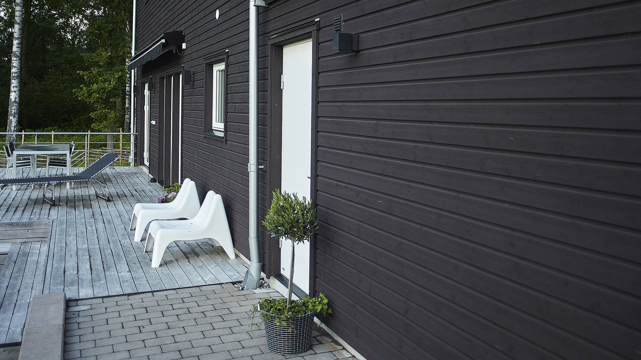 Sortmalt hus Gråbeiset terrasse